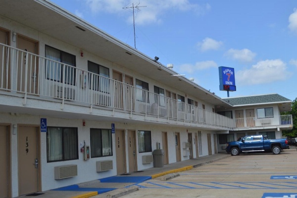 Super 7 Inn image 2